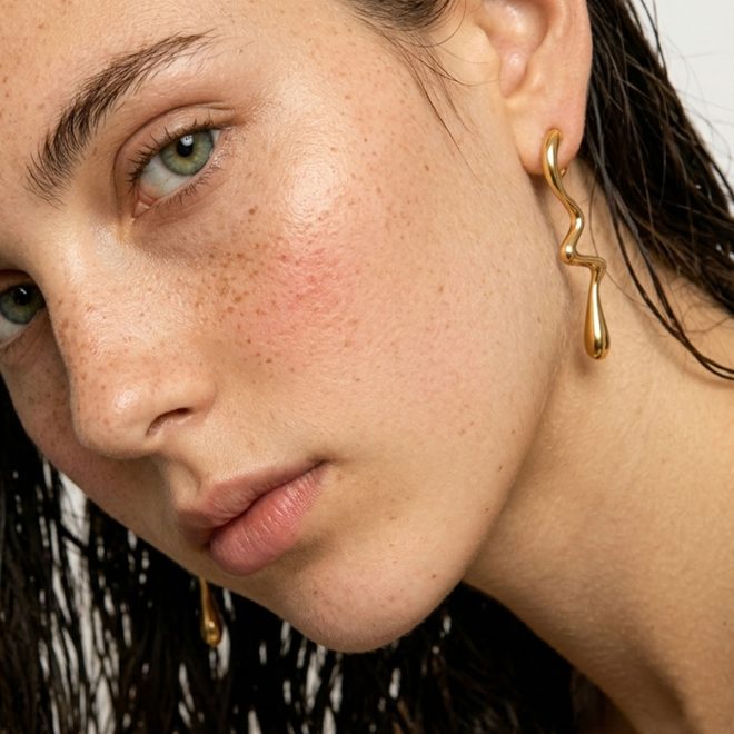 Chica con pendientes largos dorados modernos