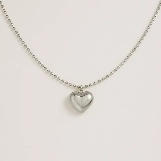 Collar de bolitas con colgante de corazón plateado