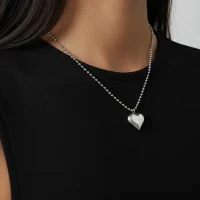 Collar plateado con corazón grande