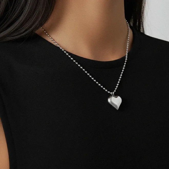 Collar plateado con corazón grande
