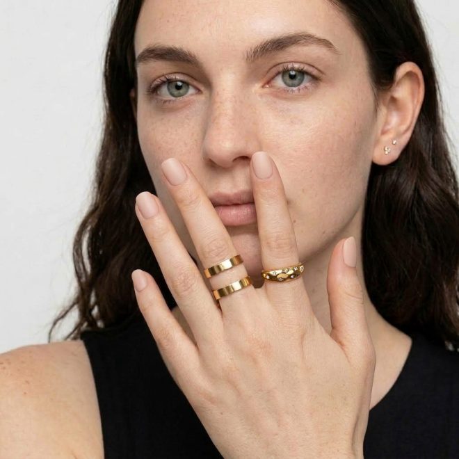 Mujer con anillos dorados modernos