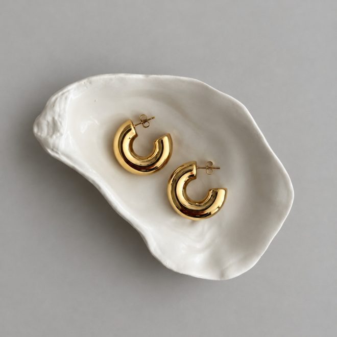 Aretes Grandes Dorados en plato blanco