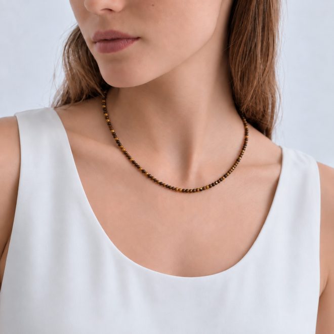 Mujer con collar ojo de tigre