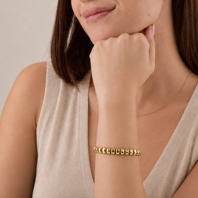 Mujer con pulsera de malla dorada