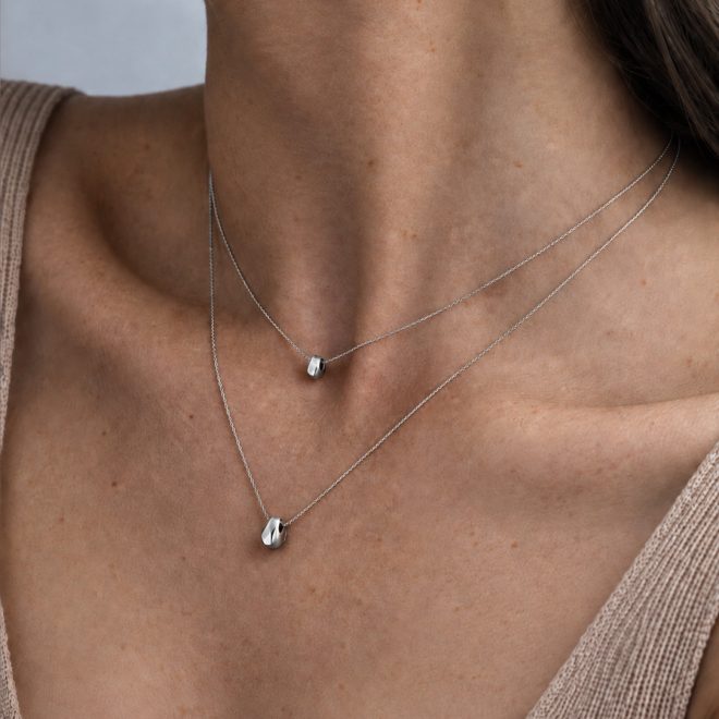 Mujer con collar dobles con pepitas plateadas