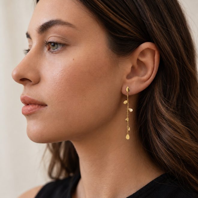 Retrato de perfil con pendientes dorados