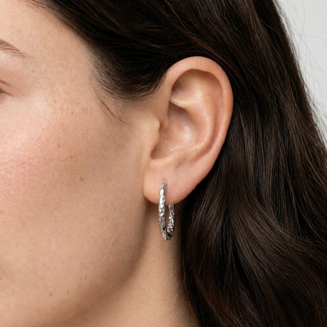Mujer con Pendientes Oval Plata