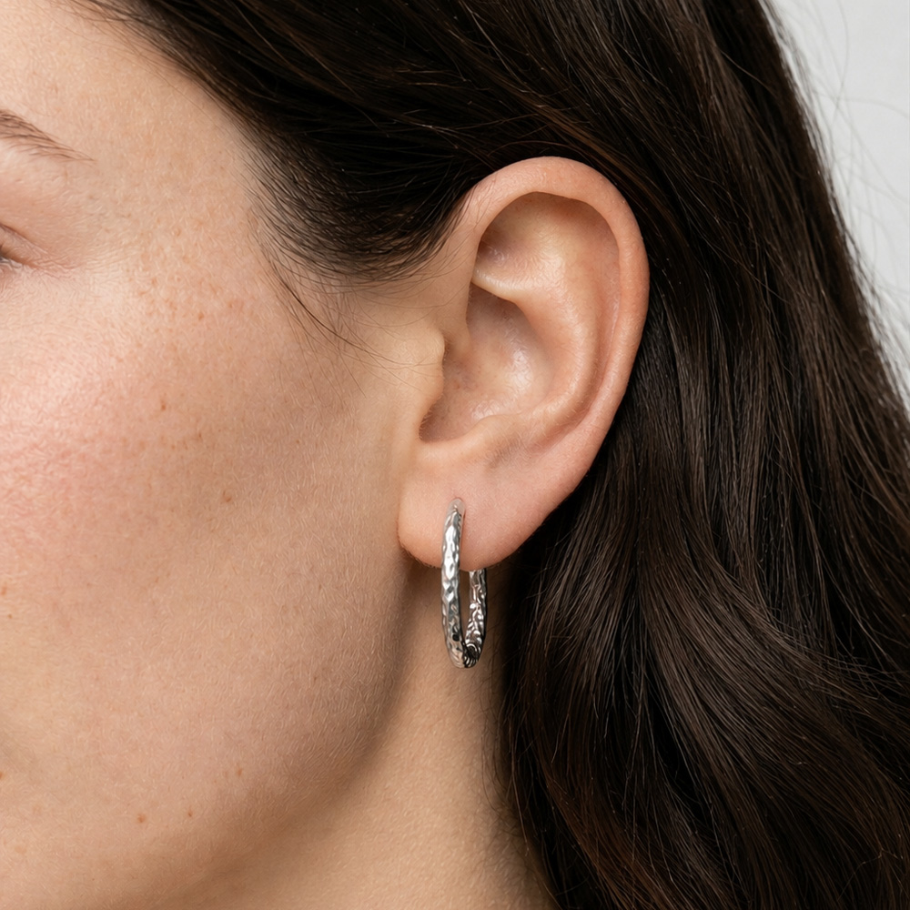 Mujer con Pendientes Oval Plata