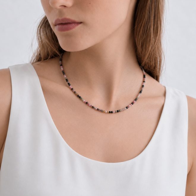 Mujer con collar de turmalina